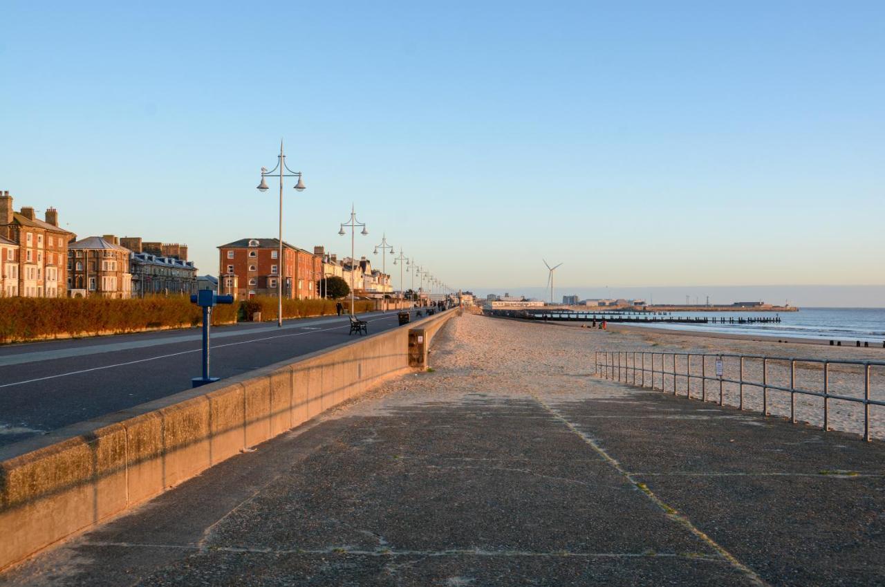 Sea Views Stunning 2 Bedroom Apartment # Lowestoft Eksteriør billede